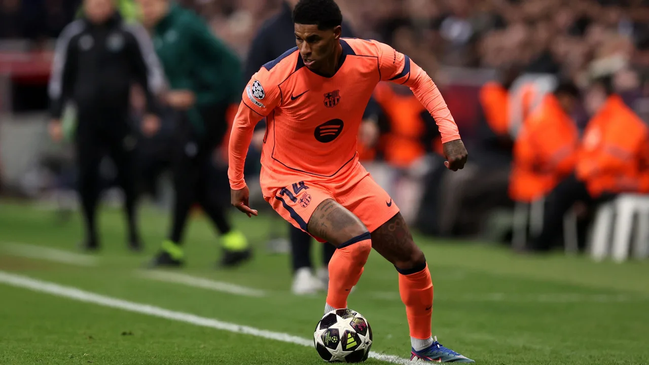 قائمة القنوات الناقلة لمباراة برشلونة وإشبيلية في الدوري الإسباني 2025-2026 وطرق متابعتها